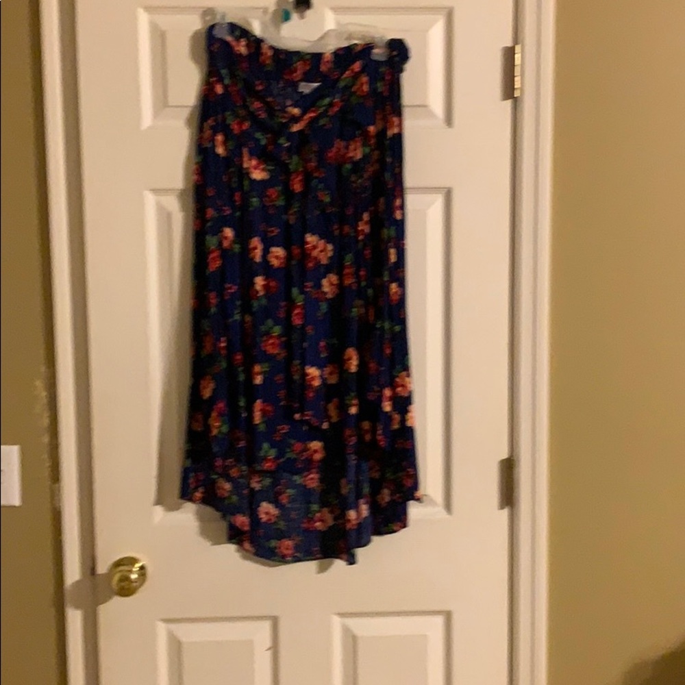 💙New high low navy skirt w/floral designs L 💙